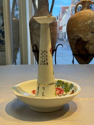 A Chinese famille rose 'Peacock' covered bowl, a candlestick and a stembowl, Guangxu mark and of the period, 19/20th C. — foto 40