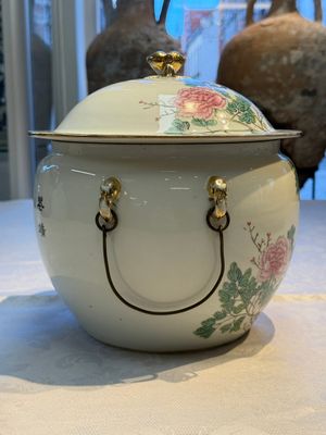 A Chinese famille rose 'Peacock' covered bowl, a candlestick and a stembowl, Guangxu mark and of the period, 19/20th C. — foto 4