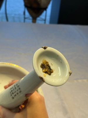 A Chinese famille rose 'Peacock' covered bowl, a candlestick and a stembowl, Guangxu mark and of the period, 19/20th C. — foto 42