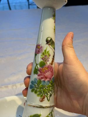 A Chinese famille rose 'Peacock' covered bowl, a candlestick and a stembowl, Guangxu mark and of the period, 19/20th C. — foto 44