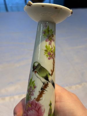 A Chinese famille rose 'Peacock' covered bowl, a candlestick and a stembowl, Guangxu mark and of the period, 19/20th C. — foto 45