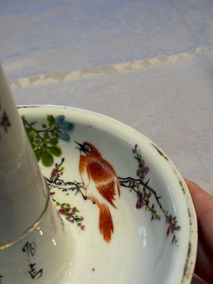 A Chinese famille rose 'Peacock' covered bowl, a candlestick and a stembowl, Guangxu mark and of the period, 19/20th C. — foto 47