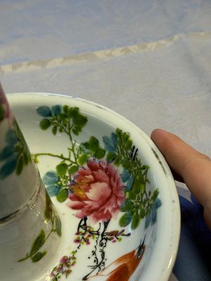 A Chinese famille rose 'Peacock' covered bowl, a candlestick and a stembowl, Guangxu mark and of the period, 19/20th C. — foto 48