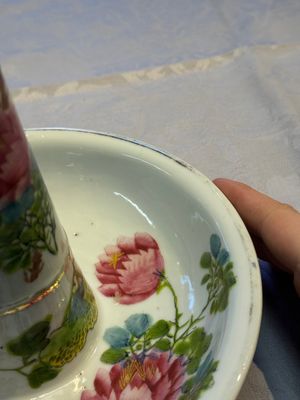 A Chinese famille rose 'Peacock' covered bowl, a candlestick and a stembowl, Guangxu mark and of the period, 19/20th C. — foto 49