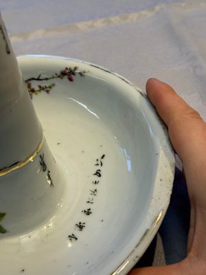 A Chinese famille rose 'Peacock' covered bowl, a candlestick and a stembowl, Guangxu mark and of the period, 19/20th C. — foto 50