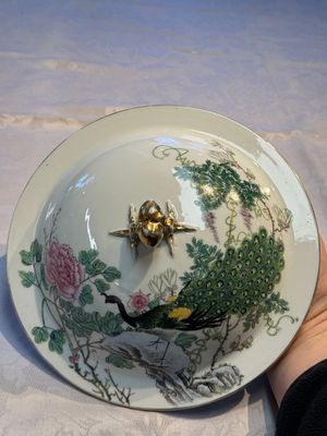 A Chinese famille rose 'Peacock' covered bowl, a candlestick and a stembowl, Guangxu mark and of the period, 19/20th C. — foto 5