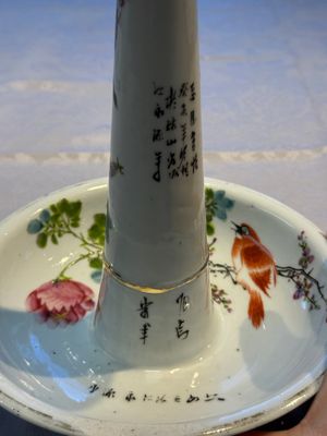 A Chinese famille rose 'Peacock' covered bowl, a candlestick and a stembowl, Guangxu mark and of the period, 19/20th C. — foto 51