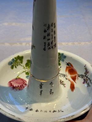 A Chinese famille rose 'Peacock' covered bowl, a candlestick and a stembowl, Guangxu mark and of the period, 19/20th C. — foto 52