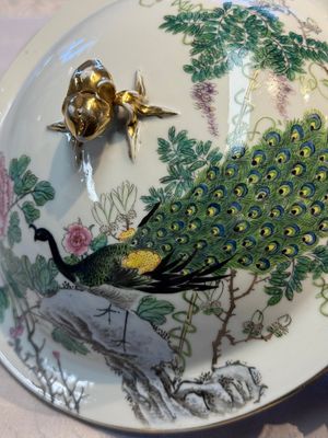 A Chinese famille rose 'Peacock' covered bowl, a candlestick and a stembowl, Guangxu mark and of the period, 19/20th C. — foto 6