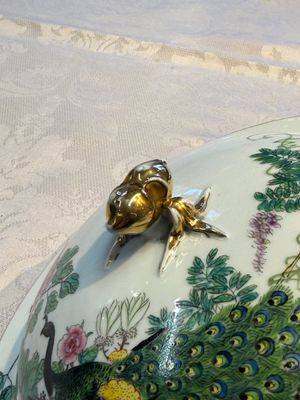A Chinese famille rose 'Peacock' covered bowl, a candlestick and a stembowl, Guangxu mark and of the period, 19/20th C. — foto 7
