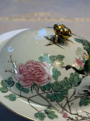 A Chinese famille rose 'Peacock' covered bowl, a candlestick and a stembowl, Guangxu mark and of the period, 19/20th C. — foto 8