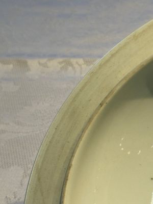A Chinese famille rose 'Peacock' covered bowl, a candlestick and a stembowl, Guangxu mark and of the period, 19/20th C. — foto 10