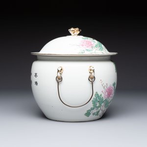 A Chinese famille rose 'Peacock' covered bowl, a candlestick and a stembowl, Guangxu mark and of the period, 19/20th C. — foto 11