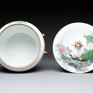 A Chinese famille rose 'Peacock' covered bowl, a candlestick and a stembowl, Guangxu mark and of the period, 19/20th C. — foto 12
