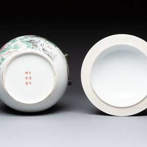 A Chinese famille rose 'Peacock' covered bowl, a candlestick and a stembowl, Guangxu mark and of the period, 19/20th C. — foto 13