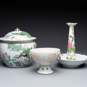 A Chinese famille rose 'Peacock' covered bowl, a candlestick and a stembowl, Guangxu mark and of the period, 19/20th C. — foto 1