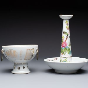A Chinese famille rose 'Peacock' covered bowl, a candlestick and a stembowl, Guangxu mark and of the period, 19/20th C. — foto 2