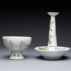 A Chinese famille rose 'Peacock' covered bowl, a candlestick and a stembowl, Guangxu mark and of the period, 19/20th C. — foto 3