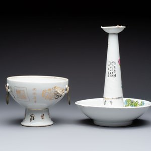 A Chinese famille rose 'Peacock' covered bowl, a candlestick and a stembowl, Guangxu mark and of the period, 19/20th C. — foto 4