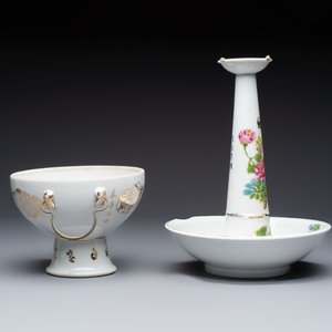 A Chinese famille rose 'Peacock' covered bowl, a candlestick and a stembowl, Guangxu mark and of the period, 19/20th C. — foto 5