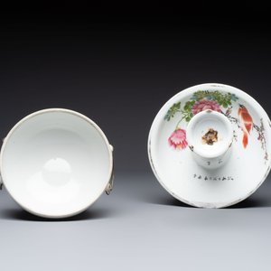 A Chinese famille rose 'Peacock' covered bowl, a candlestick and a stembowl, Guangxu mark and of the period, 19/20th C. — foto 6