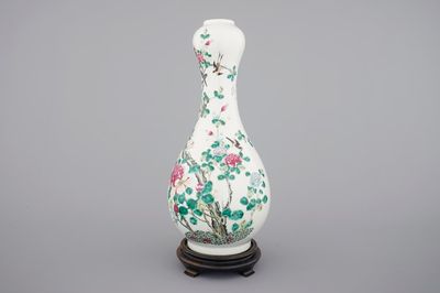 Un vase de forme de poire élongée en porcelaine de Chine famille rose au perroquet branché, 19ème