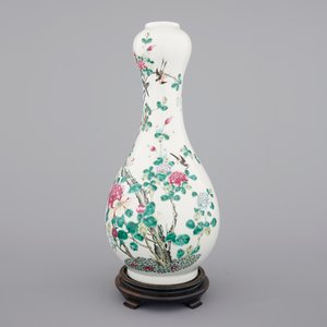 Un vase de forme de poire élongée en porcelaine de Chine famille rose au perroquet branché, 19ème — photo 1