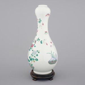 Un vase de forme de poire élongée en porcelaine de Chine famille rose au perroquet branché, 19ème — photo 2