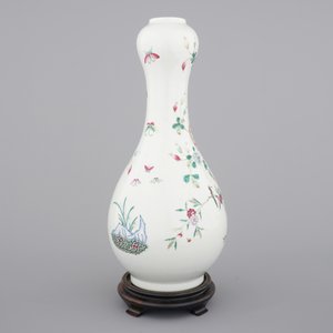 Un vase de forme de poire élongée en porcelaine de Chine famille rose au perroquet branché, 19ème — photo 3