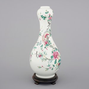 Un vase de forme de poire élongée en porcelaine de Chine famille rose au perroquet branché, 19ème — photo 4