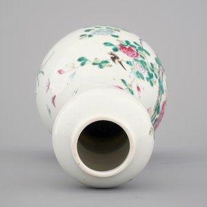 Un vase de forme de poire élongée en porcelaine de Chine famille rose au perroquet branché, 19ème — photo 5
