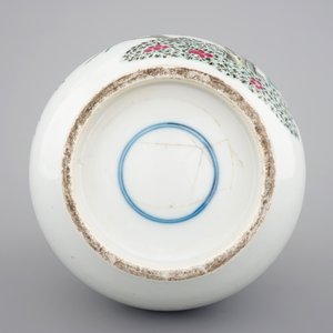 Un vase de forme de poire élongée en porcelaine de Chine famille rose au perroquet branché, 19ème — photo 6