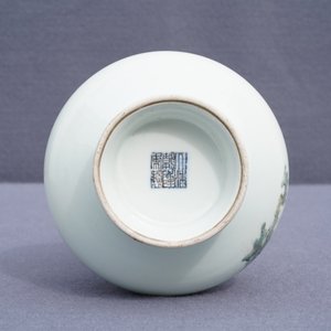 A Chinese famille rose pear-shaped flask, Qianlong mark, 19th C. — photo 11