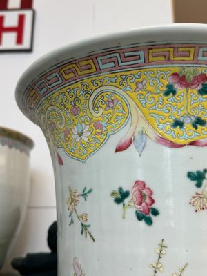 A Chinese famille rose pedestal stand with floral design, 19th C. — 照片 5