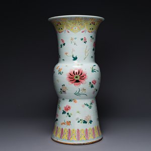 A Chinese famille rose pedestal stand with floral design, 19th C. — photo 1