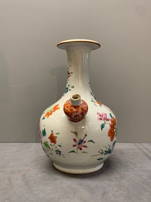 A Chinese famille rose 'peonies' kendi, Qianlong — photo 1