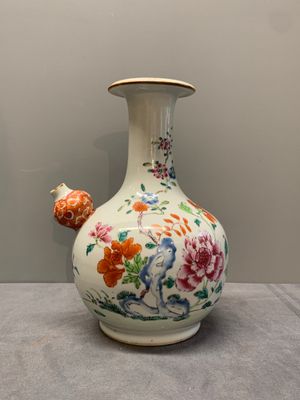 A Chinese famille rose 'peonies' kendi, Qianlong — photo 2