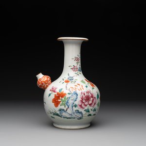 A Chinese famille rose 'peonies' kendi, Qianlong — photo 1