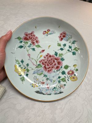 A Chinese famille rose 'Peonies' plate, Yongzheng/Qianlong — foto 1