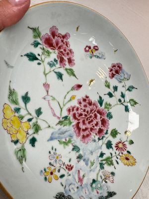 A Chinese famille rose 'Peonies' plate, Yongzheng/Qianlong — foto 2