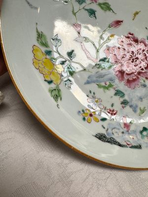 A Chinese famille rose 'Peonies' plate, Yongzheng/Qianlong — foto 3