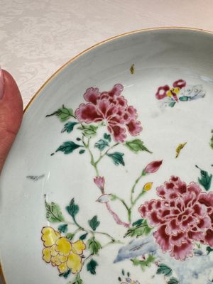 A Chinese famille rose 'Peonies' plate, Yongzheng/Qianlong — foto 4