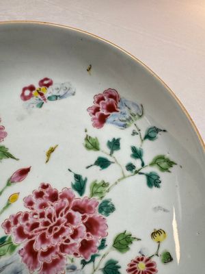 A Chinese famille rose 'Peonies' plate, Yongzheng/Qianlong — foto 5