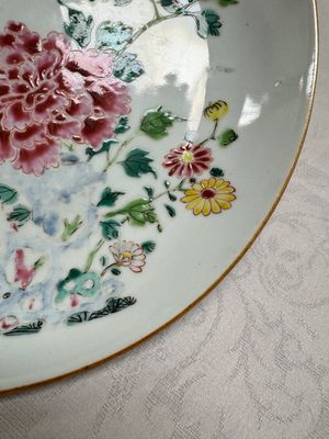 A Chinese famille rose 'Peonies' plate, Yongzheng/Qianlong — foto 6