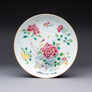 A Chinese famille rose 'Peonies' plate, Yongzheng/Qianlong — foto 1