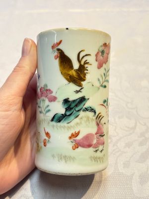 A Chinese famille rose 'Peony' jar and a 'Rooster' brush pot, Tongzhi mark, 18/19th C. — photo 1