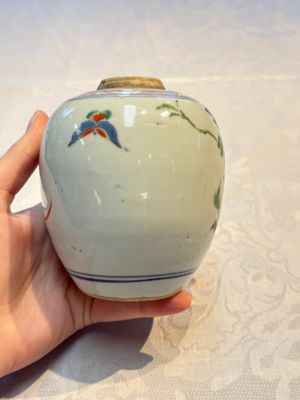 A Chinese famille rose 'Peony' jar and a 'Rooster' brush pot, Tongzhi mark, 18/19th C. — photo 11