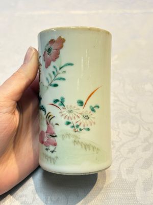 A Chinese famille rose 'Peony' jar and a 'Rooster' brush pot, Tongzhi mark, 18/19th C. — photo 2