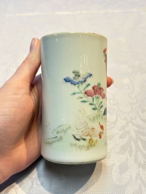 A Chinese famille rose 'Peony' jar and a 'Rooster' brush pot, Tongzhi mark, 18/19th C. — photo 4