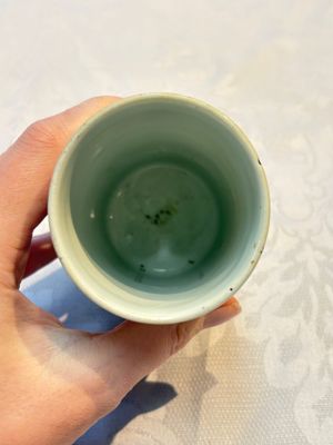A Chinese famille rose 'Peony' jar and a 'Rooster' brush pot, Tongzhi mark, 18/19th C. — photo 5
